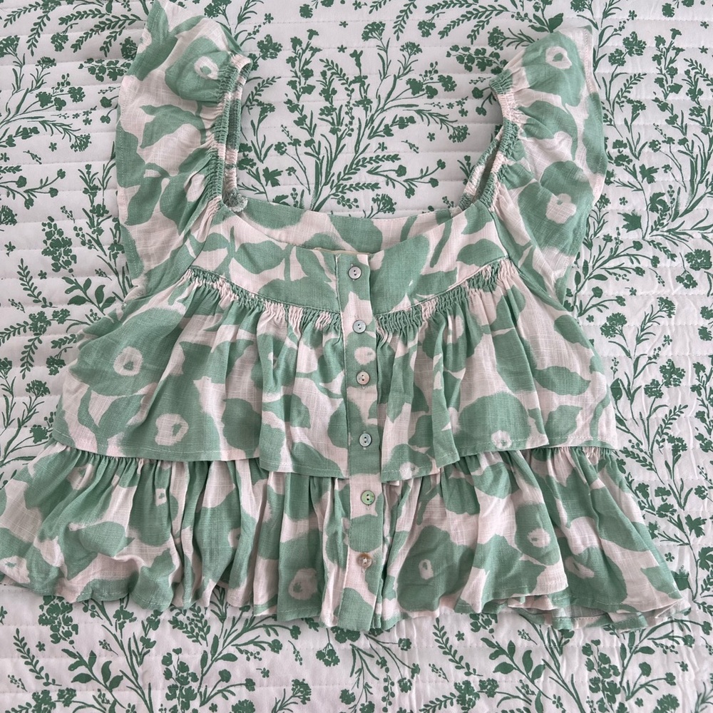 Cute flowy cropped tank